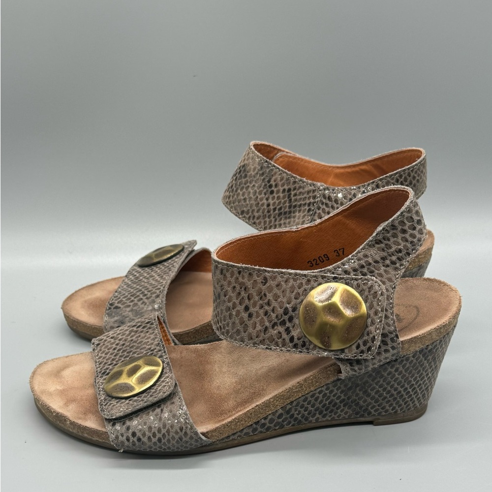 Taos Pyramid Taupe Leather Snakeskin Wedge Sandals Bronze Button sz 37 US 6.5